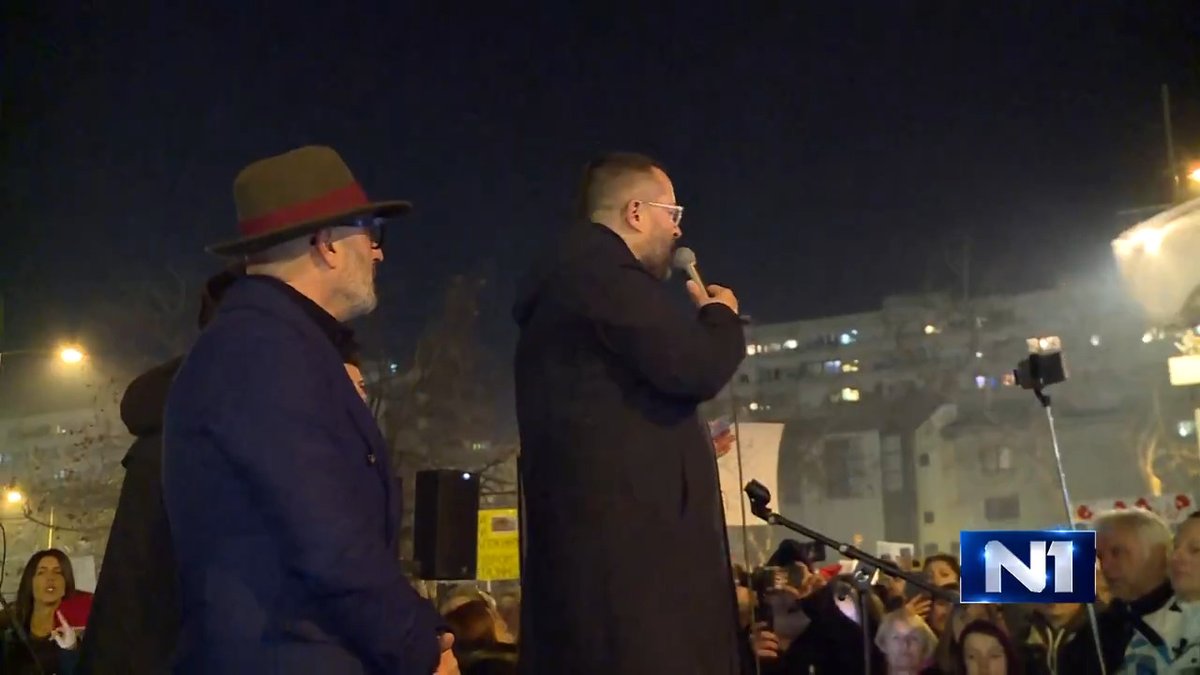 TV voditelj Ivan Ivanović poručio je studentima da mu je najveća čast u karijeri "što je jedna ekipa kao što ste vi htela sa nama da provede tri minuta" "Tri meseca vi, deco, šetate, tražeći nešto što se u normalnoj zemlji podrazumeva", rekao je on. Sve o blokadi mostova u Novom Sadu čitajte ovde 👉