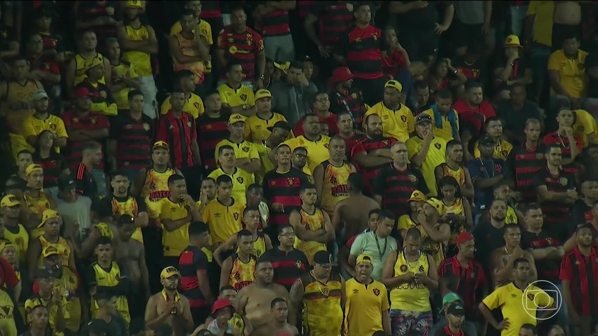 A festa da torcida do Santa Cruz após a vitória sobre o Sport no Arruda. 5 anos depois, o Santa volta a vencer um clássico estadual. 🎥 TV Globo | ge
