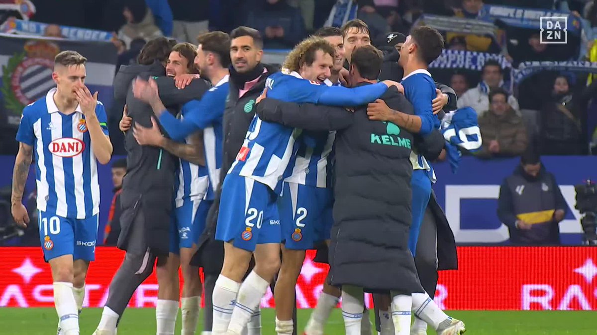 Un equipo fundiéndose en un abrazo Una afición cantando a pleno pulmón Un entrenador al borde de las lágrimas ¡Qué imágenes! RCD Espanyol de Barcelona #LALIGAenDAZN ⚽️