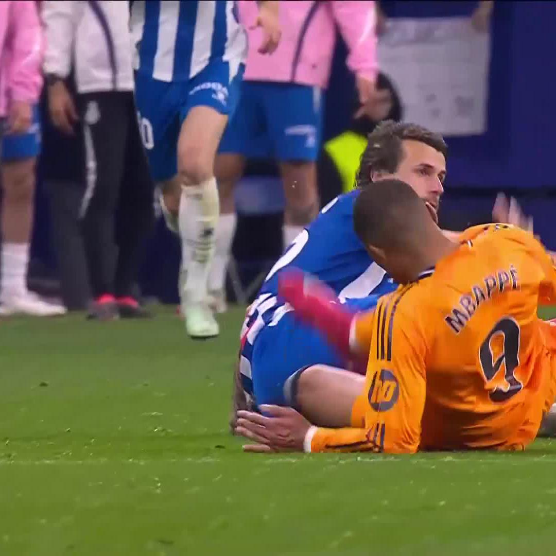 Romero bekommt statt rot nur gelb - und dann passiert das hier 🙃 #DAZNmoment #LaLiga