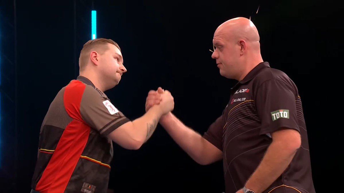 VAN DEN BERGH BEATS VAN GERWEN! 💥 Incredible drama! Dimitri Van den Bergh denies Michael van Gerwen in a seven-set thriller to defeat the Dutchman for just the second time in his career! 📺 #WWMasters