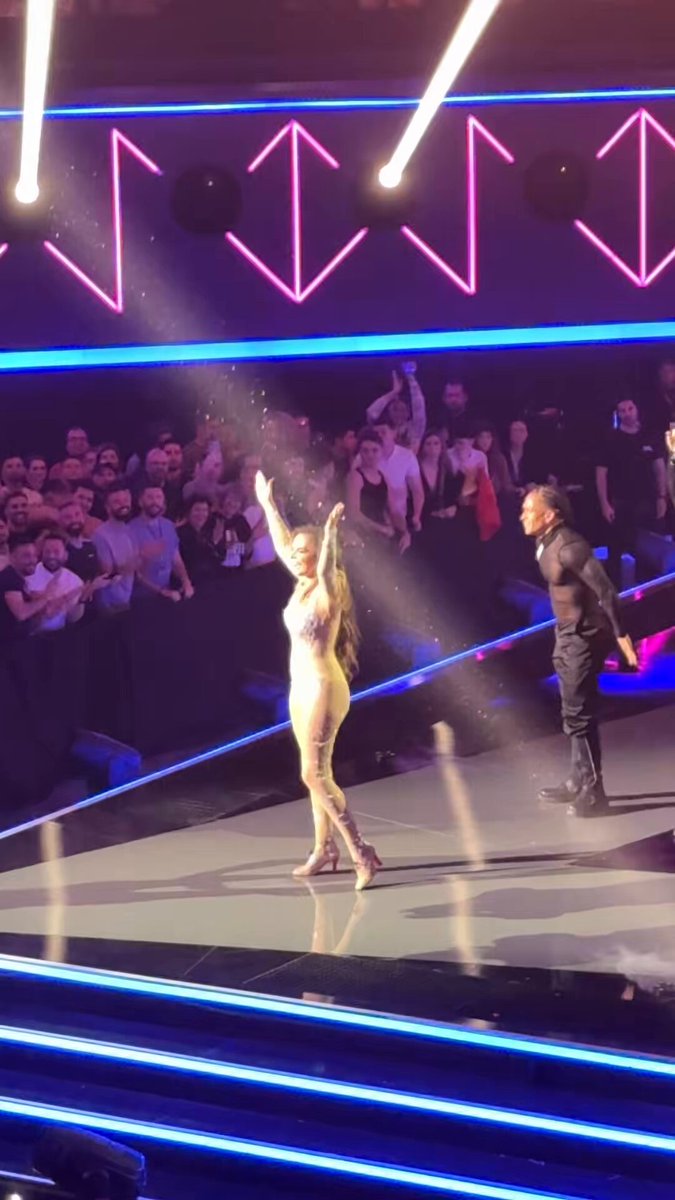🔴 MOMENTAZO, en DIRECTO: Melody arranca los OLES tras volver a actuar tras ganar el #BenidormFestFinal 📲 Todos los detalles en