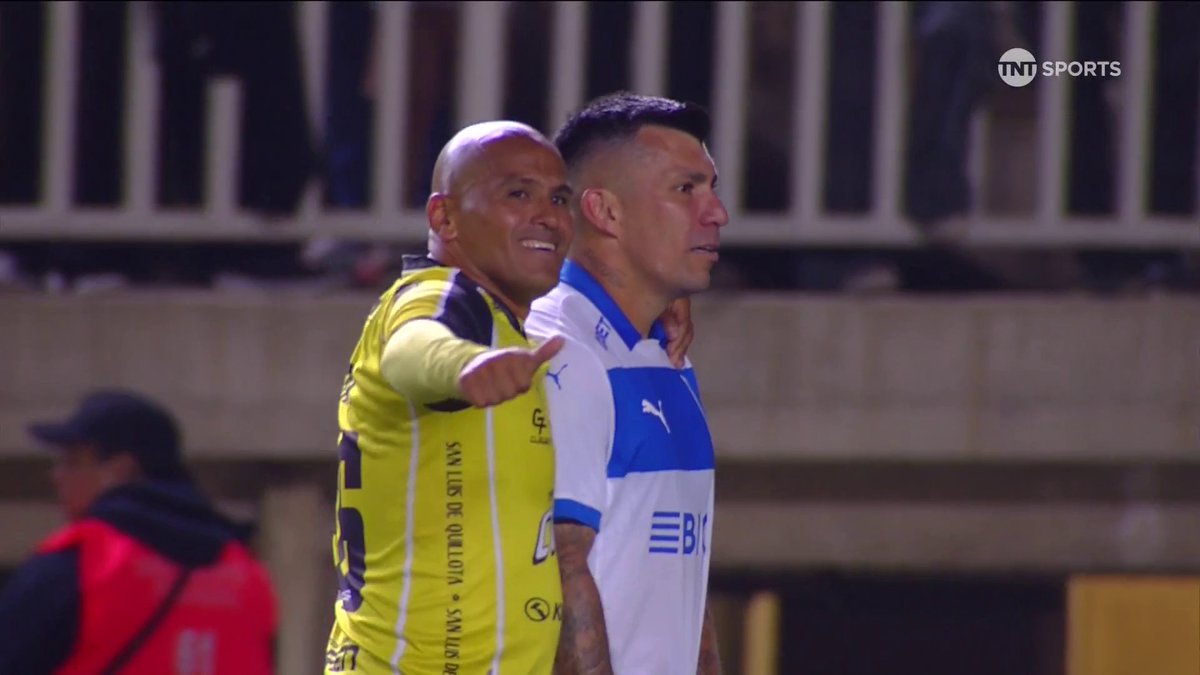 🤩⚽🇨🇱 CUANTA CALIDAD JUNTA Gary Medel y Humberto Suazo, tras el duelo entre San Luis de Quillota y #LosCruzados por la #CopaChileCocaColaSinAzúcar 2025, tuvieron una linda conversación con Jorge Cubillos. GRACIAS, FÚTBOL, POR ESTE HERMOSO MOMENTO.