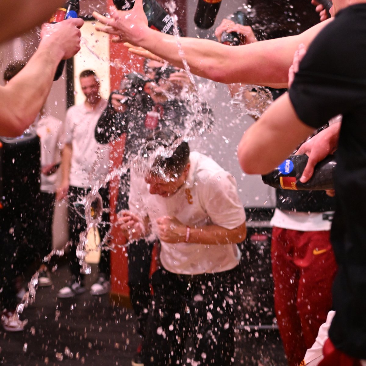Locker room went up after knocking off No. 7 Michigan State ‼️💦