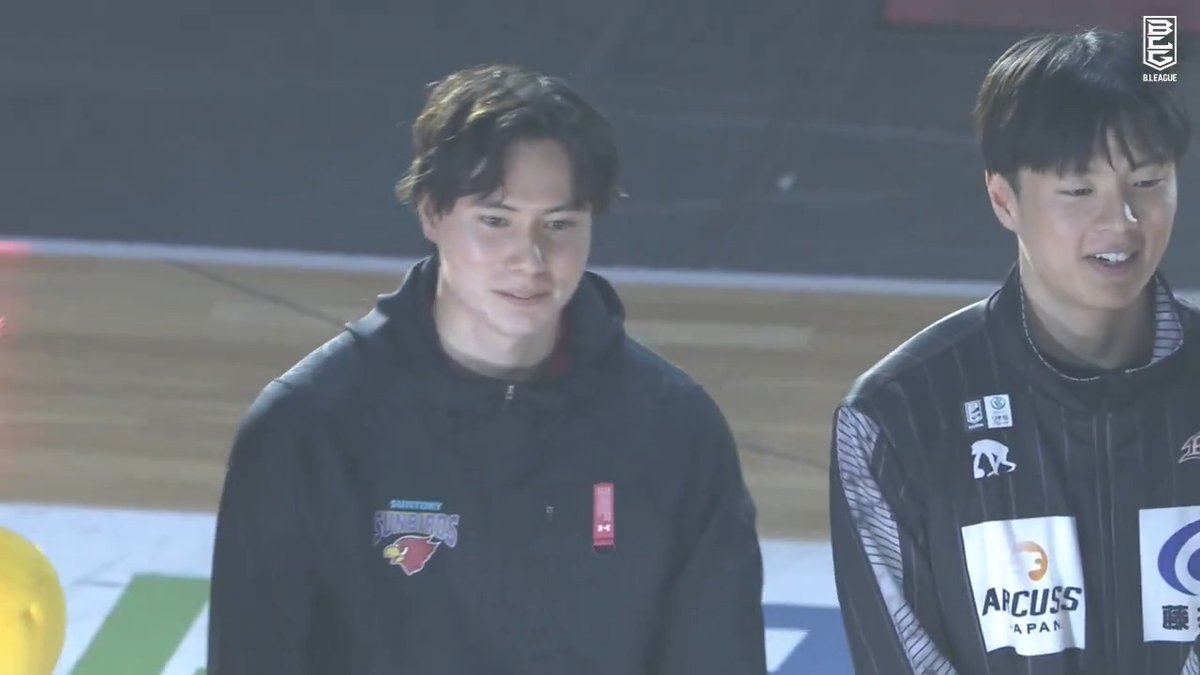 #Bリーグ #SVリーグ 同日開催記念🏐🏀 大阪エヴェッサの選手と共に入場した #サントリーサンバーズ大阪 #髙橋塁 選手と #髙橋藍 選手✨ 大阪エヴェッサ サントリーサンバーズ大阪 📡バスケットLIVEで生配信中 #りそなグループ