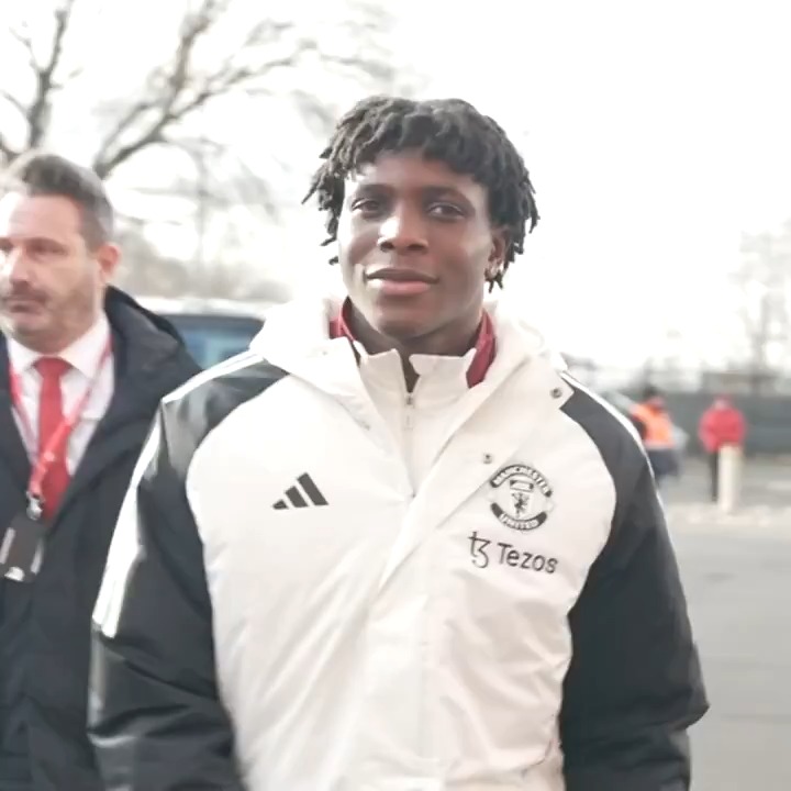 A warm Old Trafford welcome for Patrick and Ayden! 👋 #MUFC || #MUNCRY