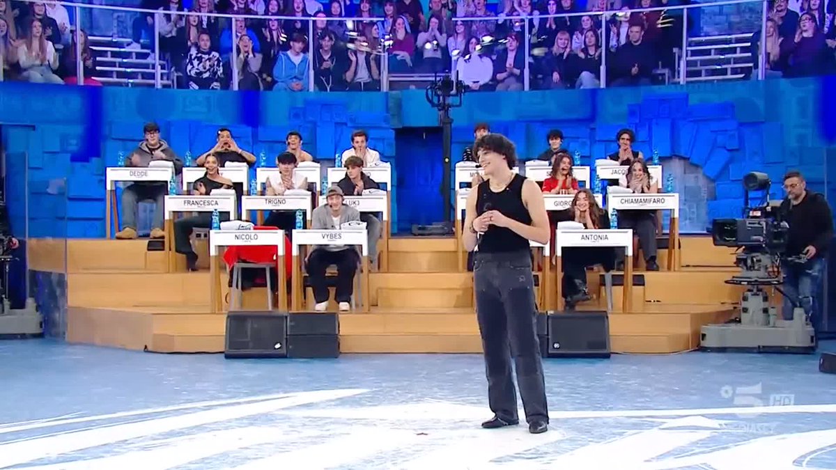 La maglia più meritata della storia, l’unico con una voce vera, bella e potente. Sii perché per cantare serve voce e intonazione. Se hai bisogno di aiuti tecnologici non sei un cantante!! #Amici24