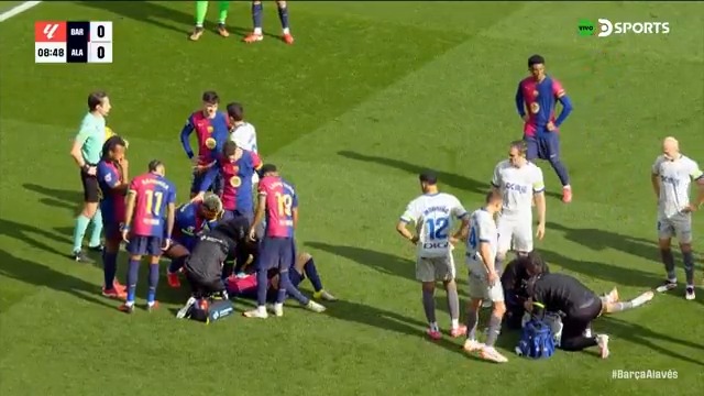 ¡TERRIBLE CHOQUE DE CABEZAS! 😣 🚑 Gavi y Conechny colisionaron en un balón dividido y el argentino tuvo que salir en camilla por precaución. #LaLigaEnDSPORTS #BarçaAlavés
