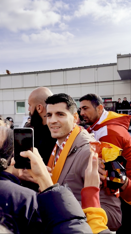 🫶 Bugün İstanbul'a gelen Alvaro Morata, 40 yıllık Galatasaraylı gibiydi. Taraftara uzaktan üçlü çektiren Morata, devamında eşinin şaşkınlığı içinde taraftarlarının yakınına kadar gelerek bir kez daha üçlü çektirdi.
