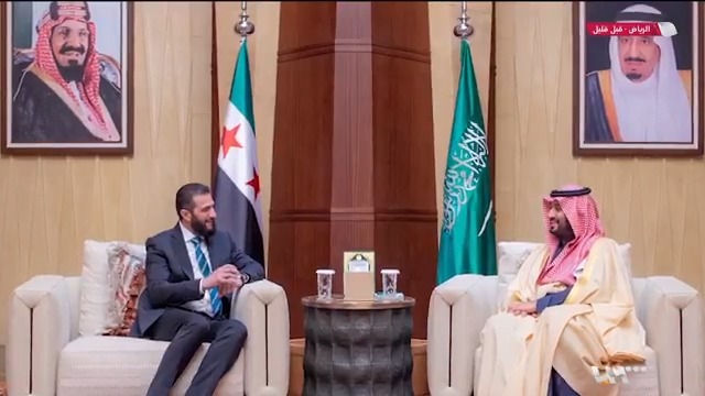 الصور الأولية لاستقبال ولي العهد السعودي الأمير محمد بن سلمان الرئيس السوري #أحمد_الشرع #تلفزيون_سوريا