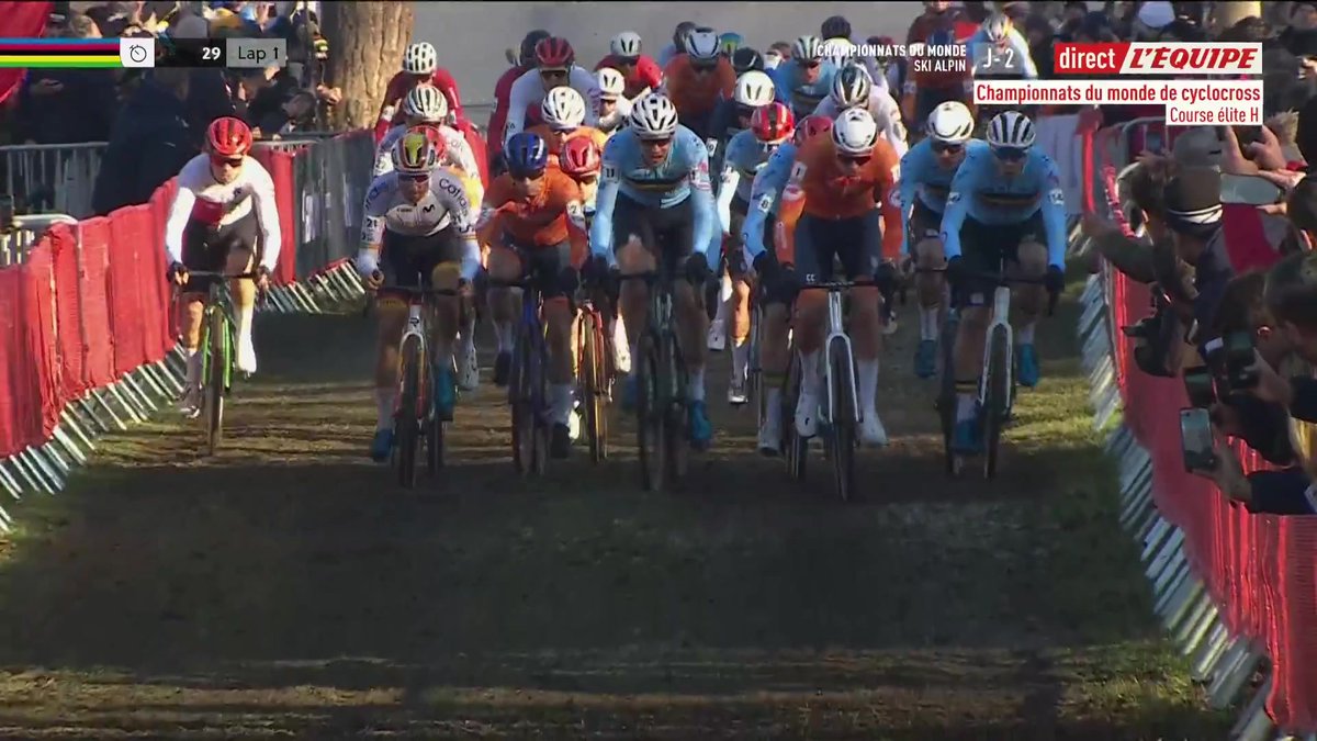 🚴♂️ C’est parti pour la course élite masculine des Championnats du monde de cyclocross ! Le grand duel Wout van Aert contre Mathieu van der Poel Suivez en direct la course la chaine L'Equipe : #lequipeVELO