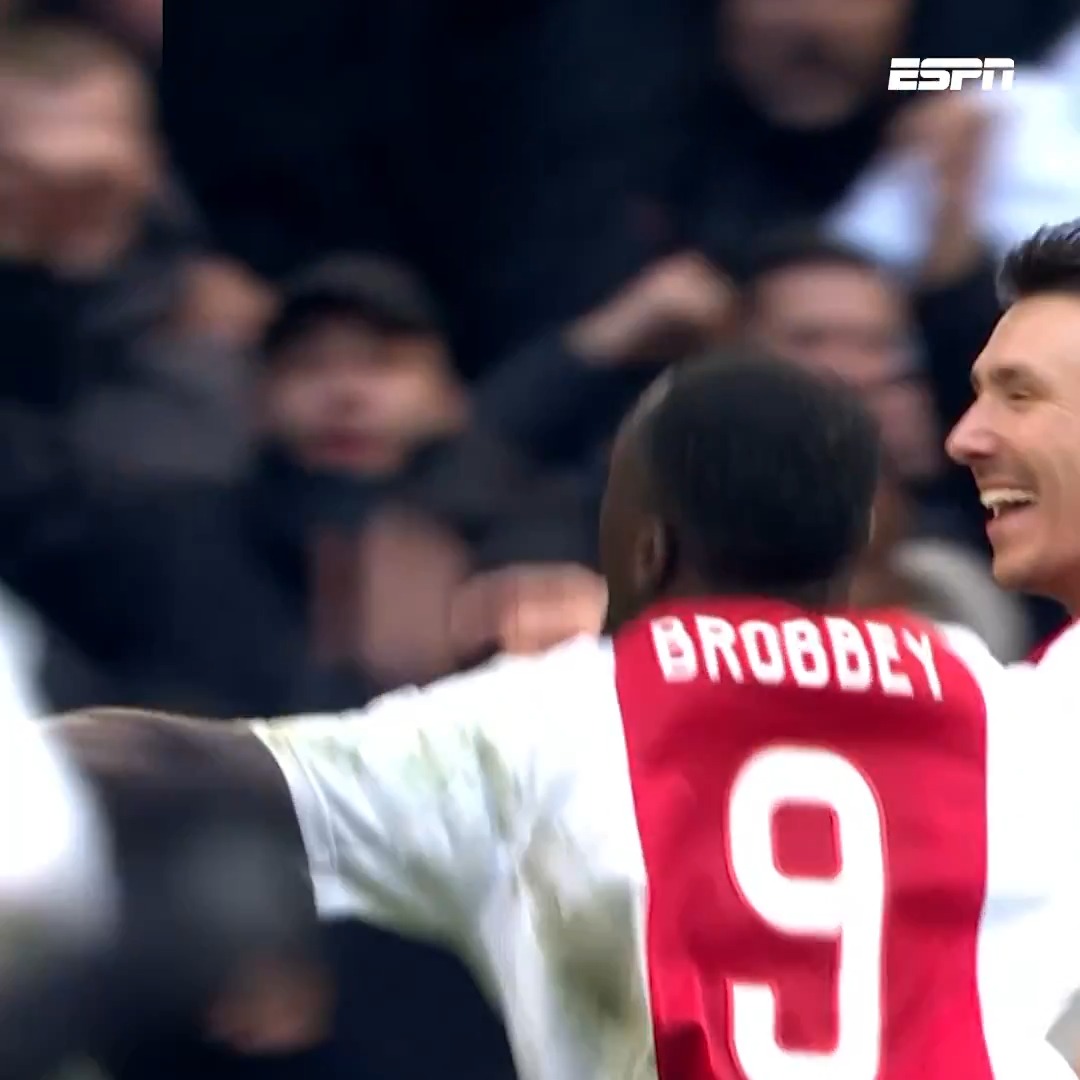 Brian Brobbey zet Ajax met zijn eerste Klassieker-goal op voorsprong: 1️⃣-0️⃣! #ajafey