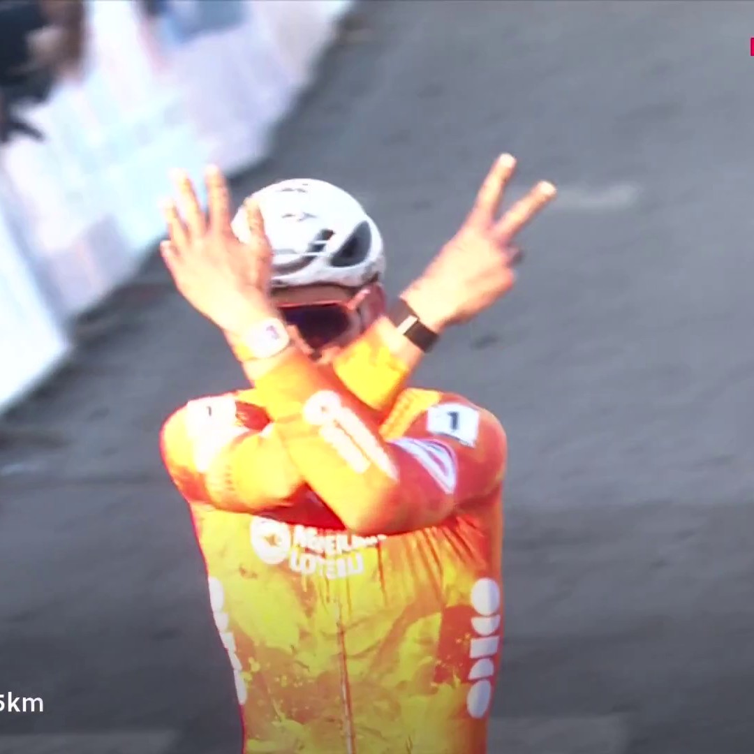 Le ๐ซ๐จ๐ข ๐ du cyclo-cross c'est Matthieu van der Poel ! Le Nรฉerlandais ๐ณ๐ฑ remporte son 7โฃe sacre mondial devant Van Aert et Nys๐ #Lievin2025