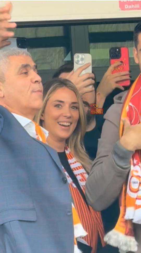 👀 Alvaro Morata Galatasaray taraftarlarına üçlü çektirirken, eşi Alice Campello'nun şaşkınlığı ve heyecanı.