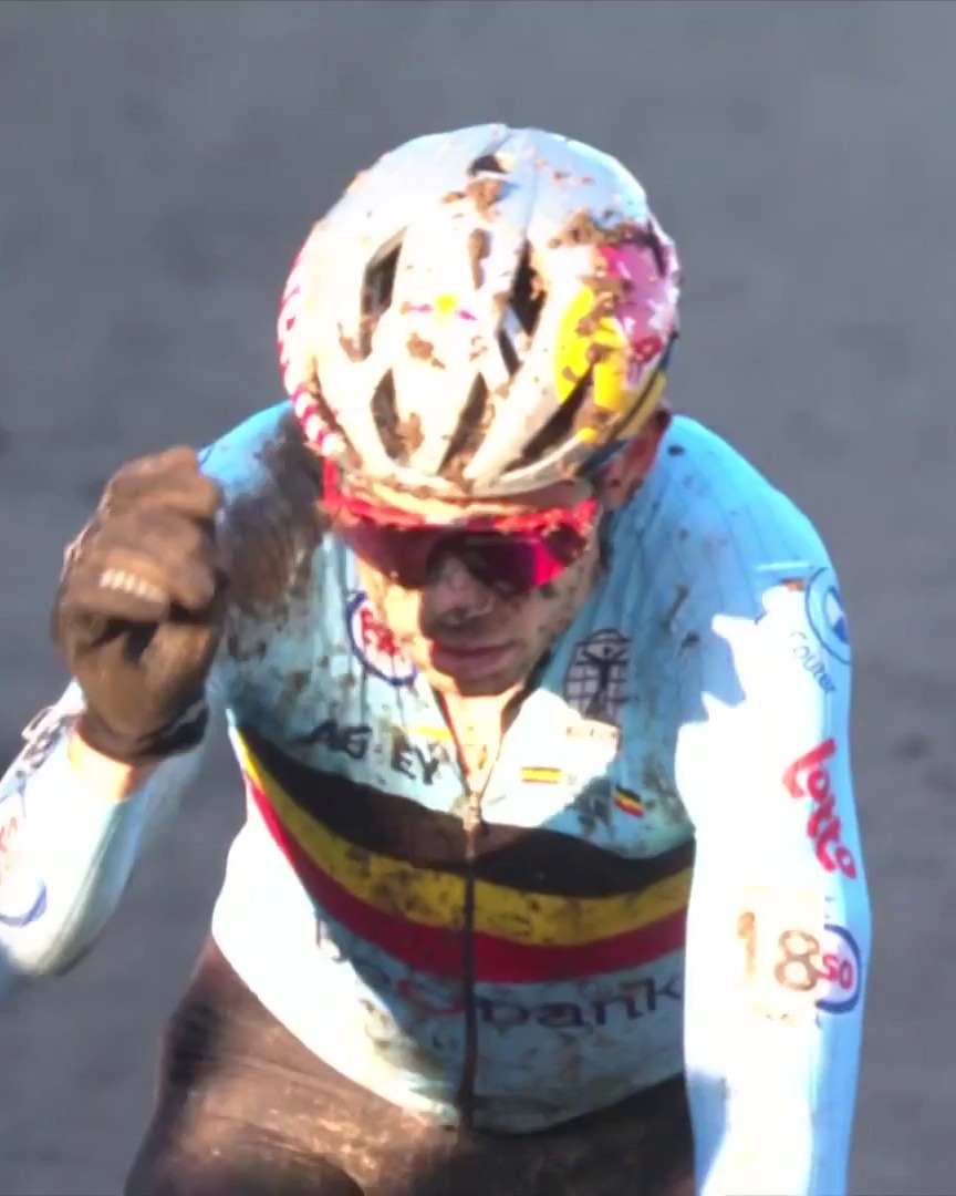 🎩🫡 Se nos cansan las manos de 𝐀𝐏𝐋𝐀𝐔𝐃𝐈𝐑 🙌 El gestazo de puro respeto de Wout van Aert tras el séptimo Mundial de Van der Poel 🫶 Esto 𝗦𝗜́ es una rivalidad ejemplar #Lievin2025