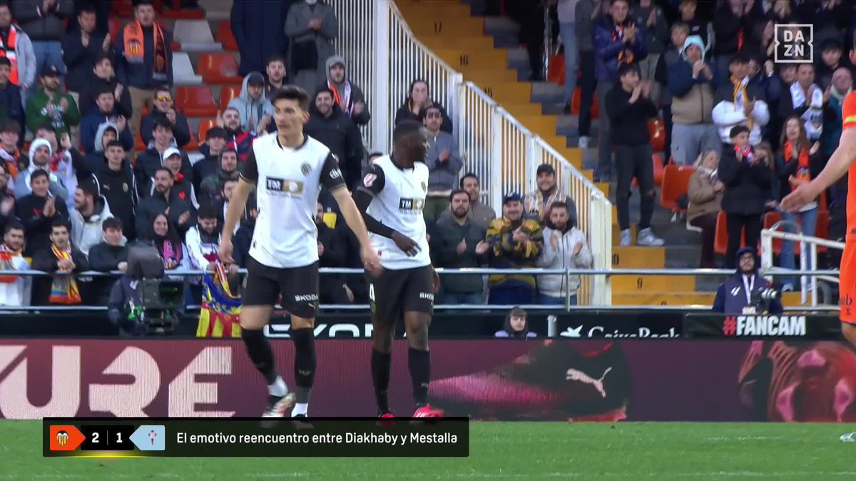 IMAGEN DAZN 📹 El bonito reencuentro entre Mestalla y Mouctar Diakhaby tras su grave lesión 🧡🦇 #LALIGAenDAZN ⚽