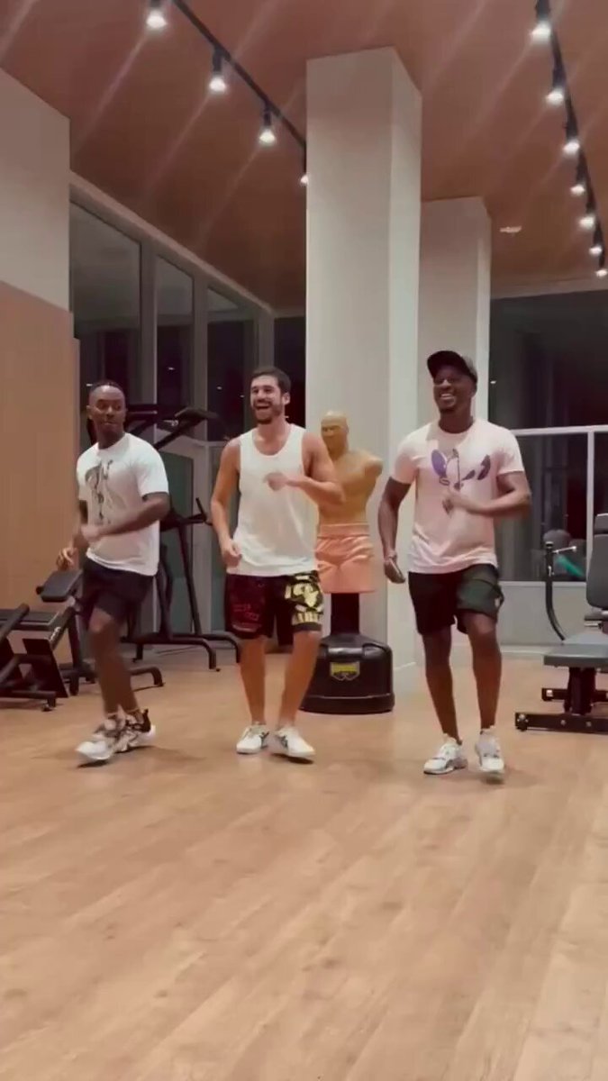 Nicolas Prattes tendo aula de samba pra honrar sua esposa Sabrina.