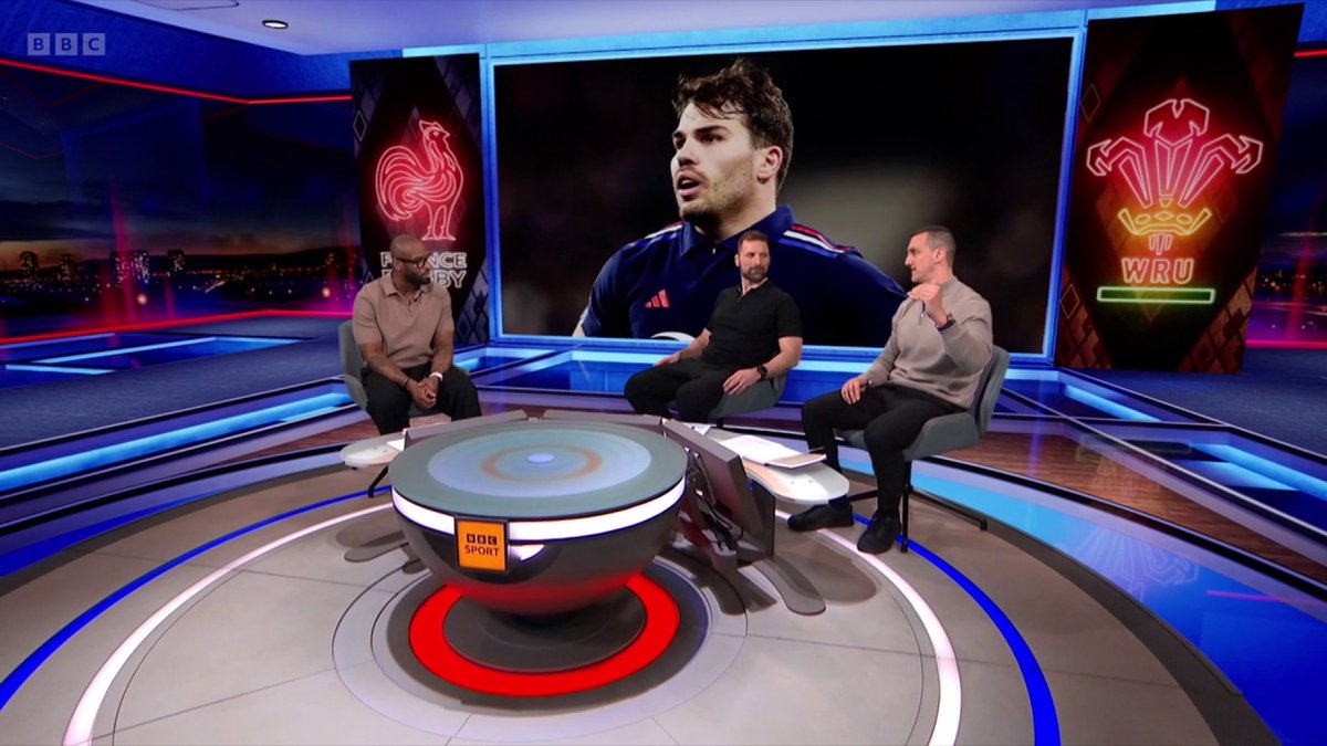 '100% one of the all-timers, if not the best ever' ⭐ @samwarburton_ on the incredible Antoine Dupont. Do you agree? #BBCRugby #SixNations
