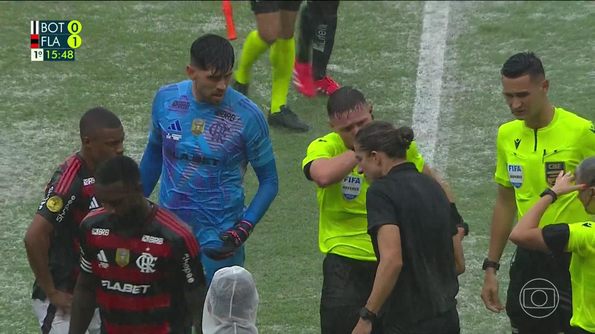 JOGO PARALISADO! 🌧️ Juiz chama os capitães de Botafogo e Flamengo e decide paralisar o jogo por conta das fortes chuvas em Belém. Gramado com muitas poças no estádio Mangueirão