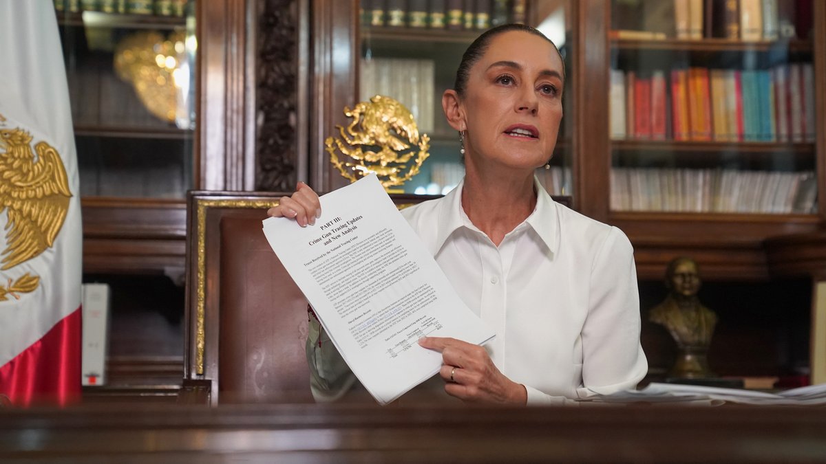 Como decía Juárez: Nada por la fuerza; todo por la razón y el derecho. Entre los individuos, como entre las naciones, el respeto al derecho ajeno es la paz. Mensaje al pueblo de México: