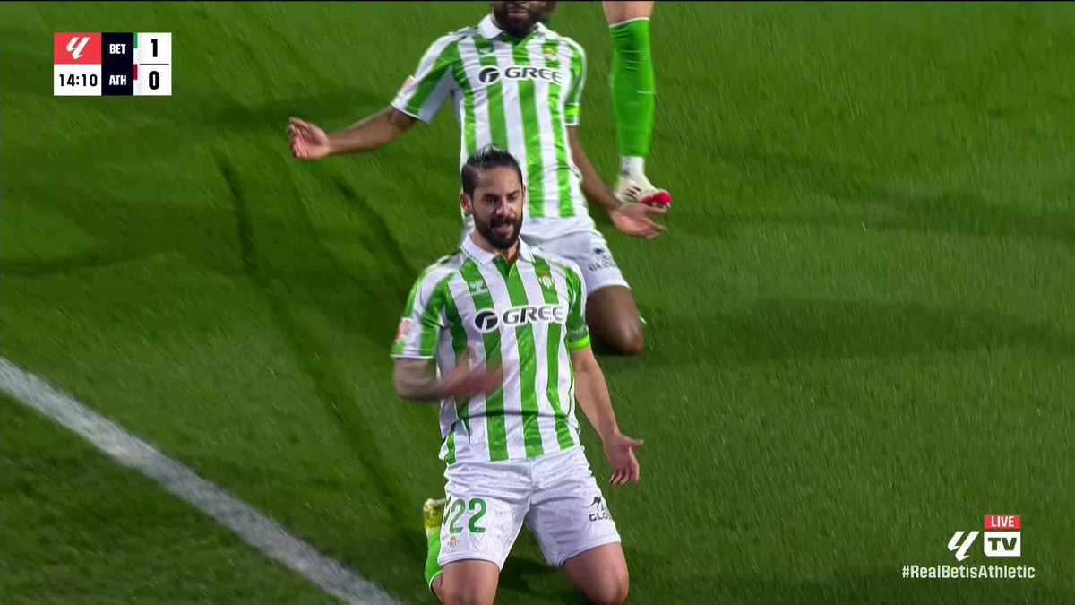 Betis lead and Antony played a big part in it! 🌴 The debutant's effort is saved and Isco has a tap-in 👏