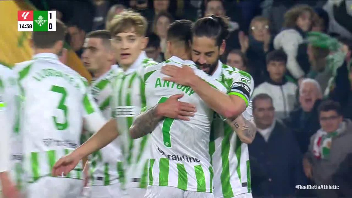 ANTONY'S SHOT IS SAVED AND THE REBOUND FALLS TO ISCO WHO GIVES REAL BETIS THE LEAD! INSTANT IMPACT FOR THE WINGER IN HIS LALIGA DEBUT 👏