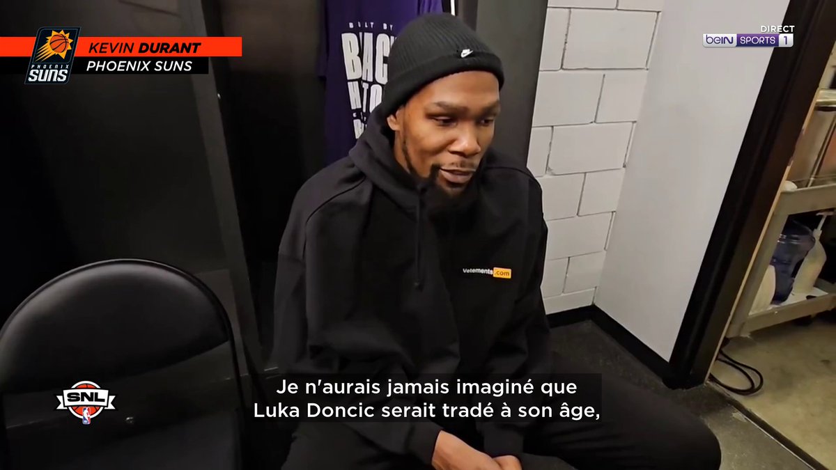 🏀 #NBA 😬 La réaction des joueurs quand ils apprennent le trade Doncic / Davis en plein match ! 🎙 Kevin Durant : "La NBA est dingue"