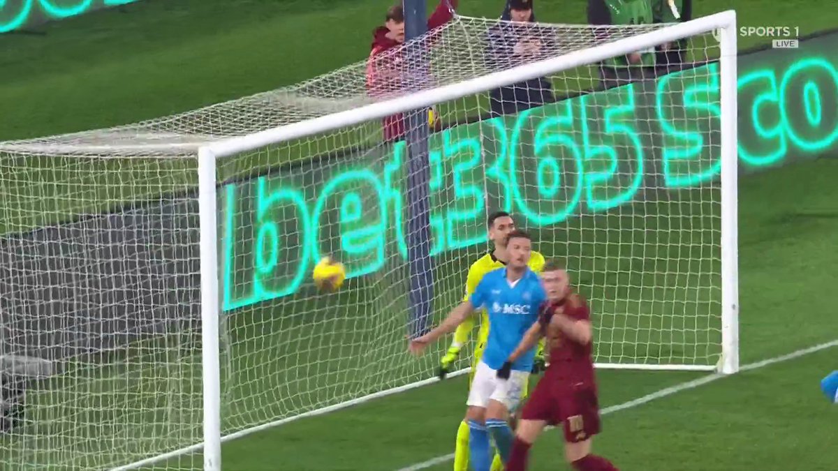 Another injury time equalizer in Serie A tonight! ⏱️ This time Angelino grabs a point for Roma against league leaders Napoli 🤝 📺 TNT Sports & Discovery+