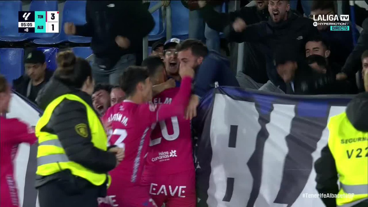 Para sentenciar una victoria CLAVE. Con uno menos durante 30 minutos. En un ejercicio de resistencia puro y duro del CD Tenerife ๐ด๓ ง๓ ข๓ ณ๓ ฃ๓ ด๓ ฟ. Mikel Mesa entona el โsรญ se puedeโ en el Heliodoro ๐ฅ #LALIGAHYPERMOTION