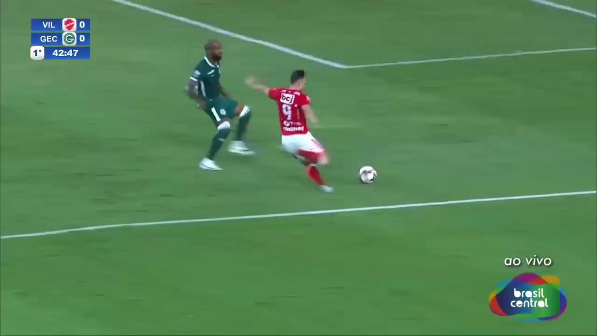 Vergonhoso o pênalti marcado contra o Goiás no clássico. Defendo os interesses do Atlético, mas estou aqui vendo o jogo e sempre vou lutar pela isenção e justiça no futebol. Se vamos buscar que o futebol goiano seja forte, não podemos admitir que a arbitragem e o VAR validem um lance como esse, estou indignado. FGF, precisamos de um VAR de verdade! URGENTE!
