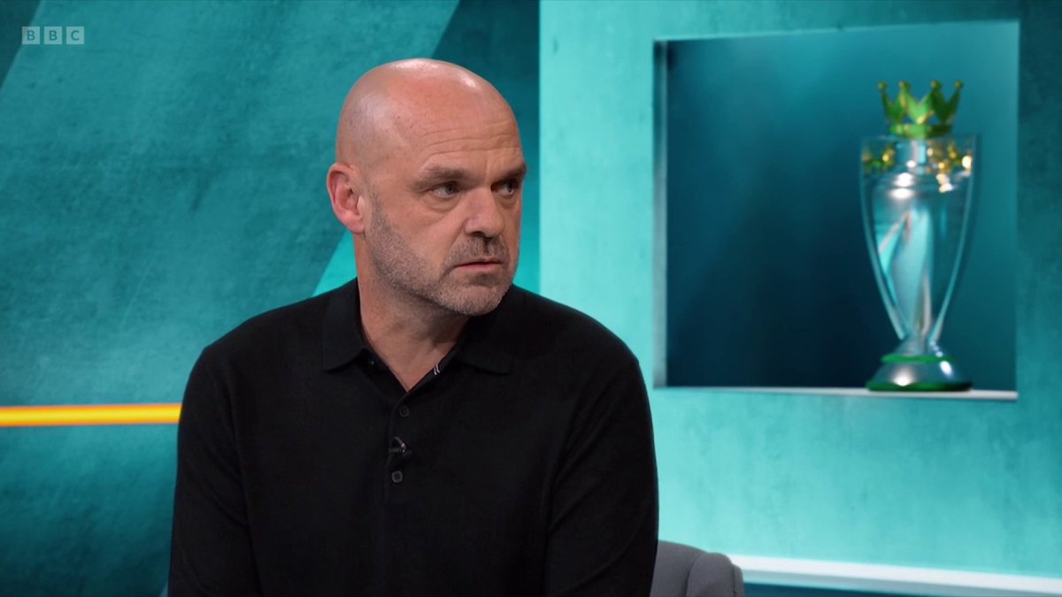 Do Man Utd need to bring in a striker before the deadline? Danny Murphy thinks so. #MOTD2 #BBCFootball