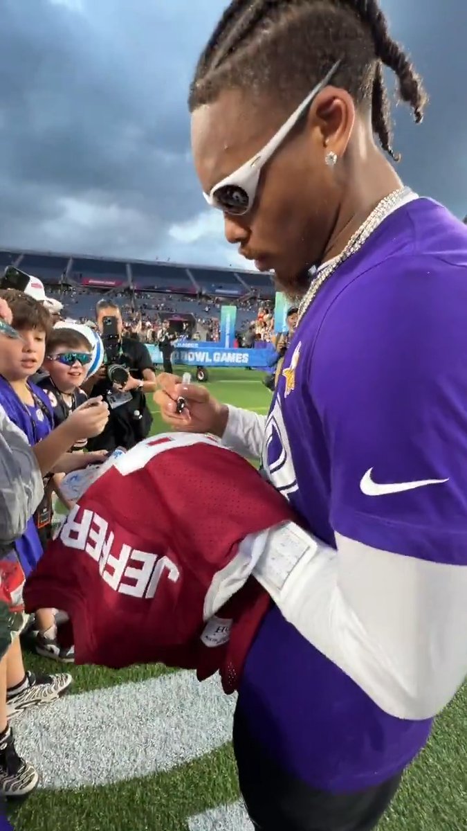 Justin Jefferson signing his high school jersey 🙌 @jjettas2 | #ProBowlGames