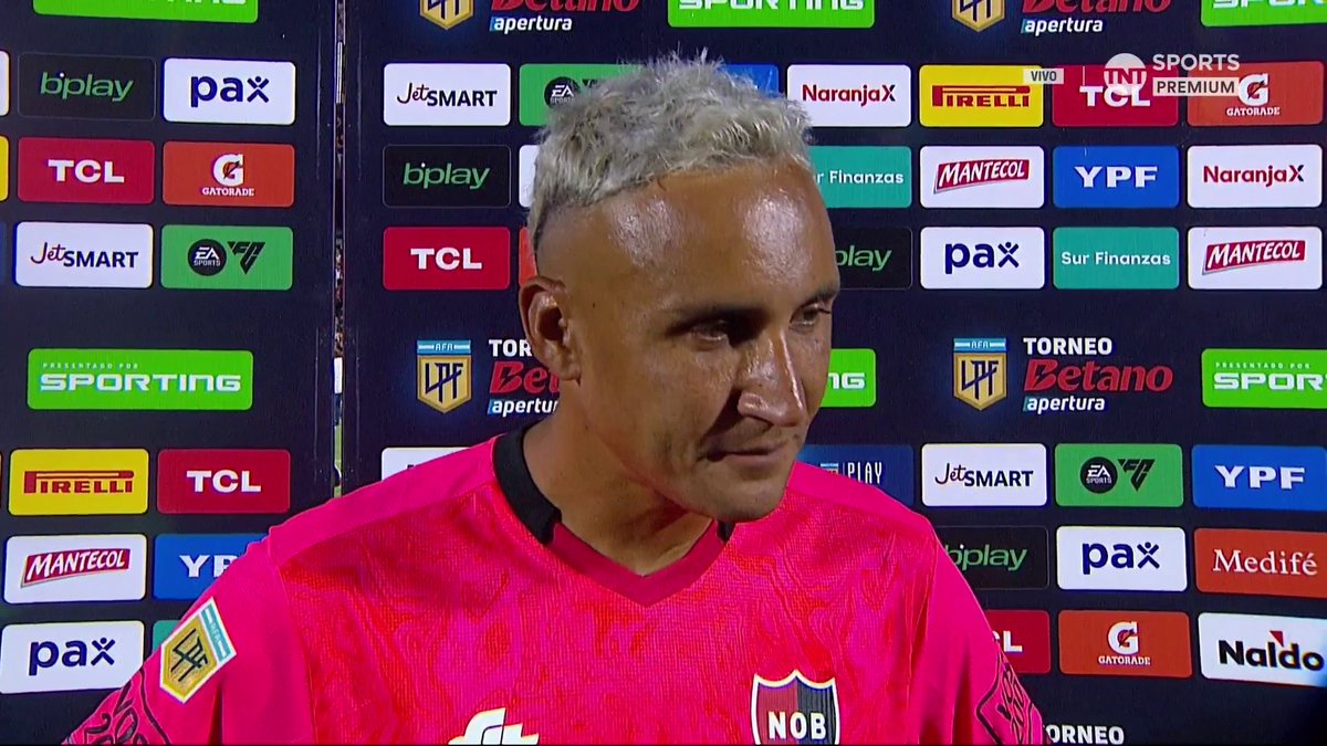 Jajsjsjsjs que carajo hace Keylor Navas en Rosario siendo figura contra Aldosivi y hablando de los hinchas de Newell’s Se puso muy raro el modo carrera, surrealista
