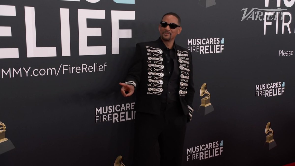 Will Smith posing for photos at the #GRAMMYs.