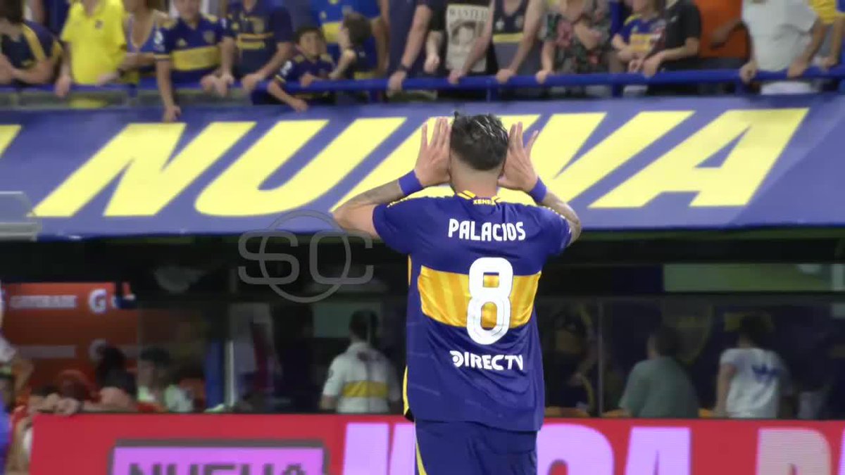 La cámara permite ver la velocidad de Carlos Palacios para pasar, recibir y definir en espacio reducido y en carrera.