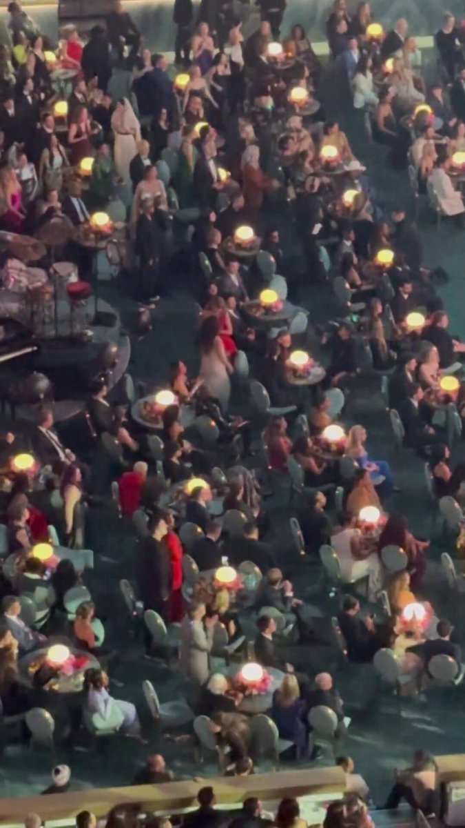 Mais de Taylor Swift e Margaret Qualley dançando “BIRDS OF A FEATHER”, durante a performance de Billie Eilish no #Grammys2025 .