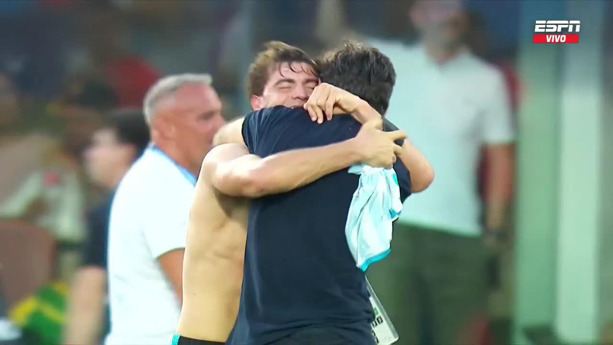 Piel de pollo literalmente. Cuando estoy medio bajón me pongo a ver esto y se me pasa completamente. Que los laureles de las glorias sean eternos mi Racing querido