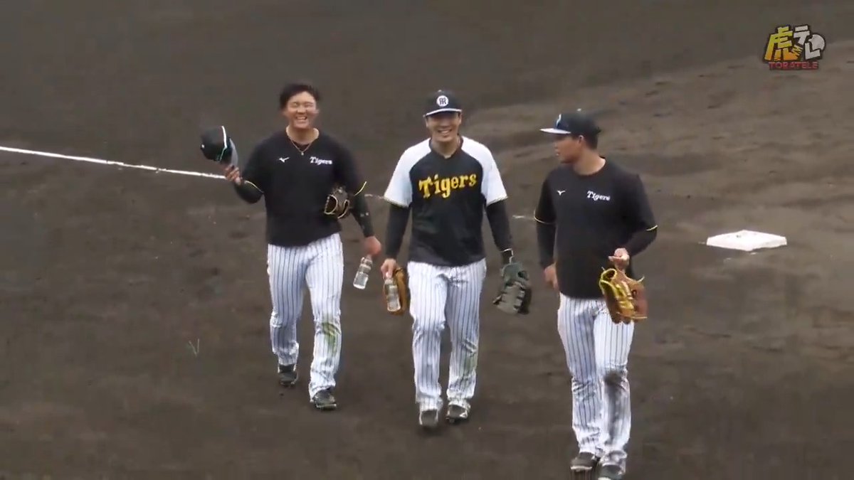 【宜野座】 個別練習の外野ノックを終えて引き上げる森下選手、前川選手、豊田選手！ #hanshin #虎テレ #阪神タイガース 虎テレでは春季キャンプをライブ配信