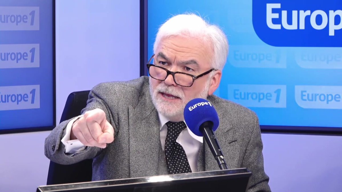 "Vous avez 1000 personnes en France, payés par vos impôts qui réfléchissent à combien de fois vous devez porter vos sous-vêtements avant de les laver" ➡️ Écoutez la réflexion de Pascal Praud tous les matins dans #Europe1Matin sur #Europe1 #PascalPraudEtVous