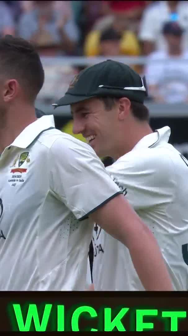 35 Test wickets at an average of 13.60 🤯 Josh Hazlewood takes home the Shane Warne Men’s Test Player of the Year. #AusCricketAwards