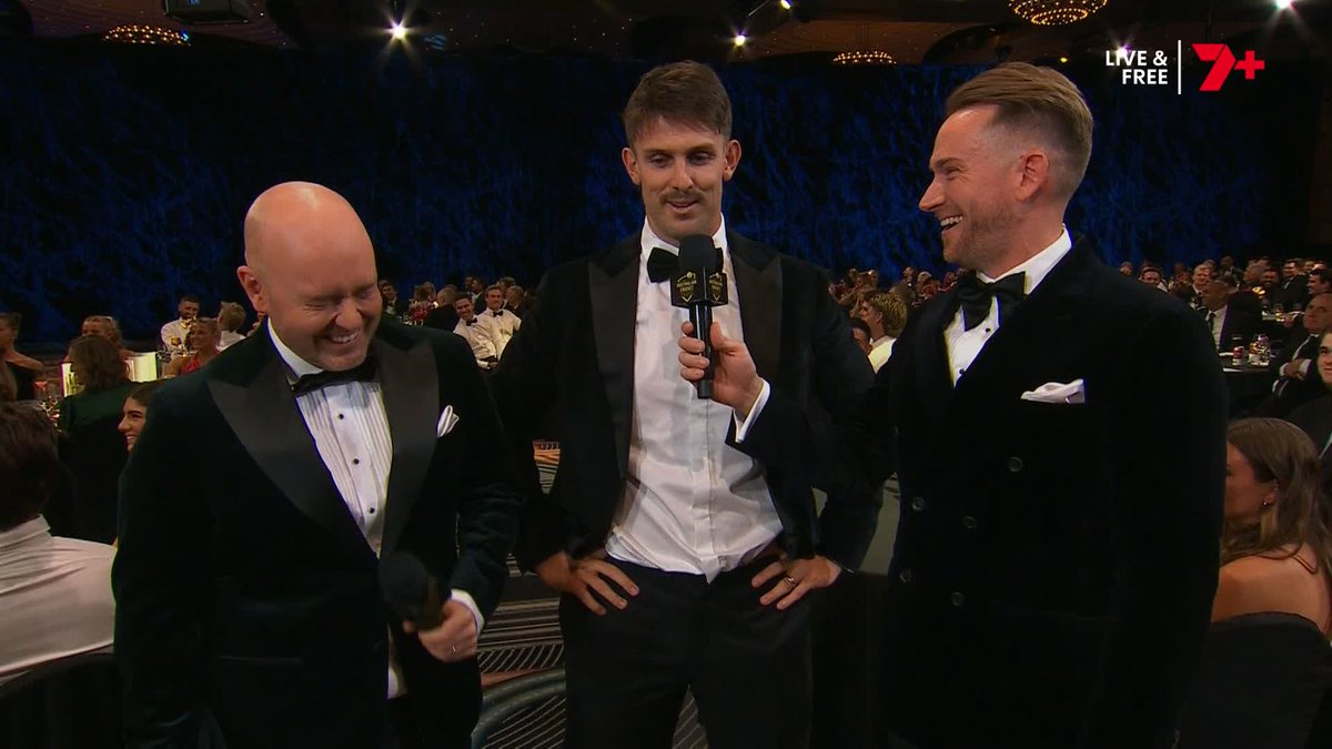 "Have you felt the love from the Australian public this year", asks The Grade Cricketer... Mitch Marsh: "Prior to December." 😅 #AusCricketAwards