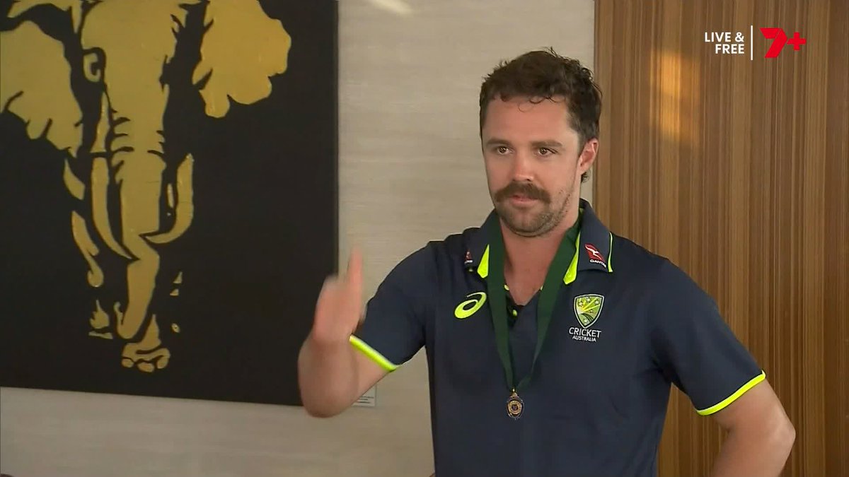Andrew McDonald presented Travis Head with the Allan Border Medal over in Sri Lanka... A standard reaction from Head too 👍 #AusCricketAwards