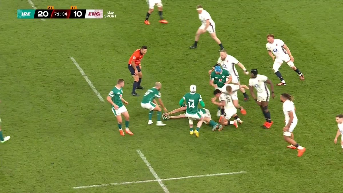 Should the TMO have looked at this pass from Dan Sheehan? 👀 #ITVRugby | #GuinnessM6N