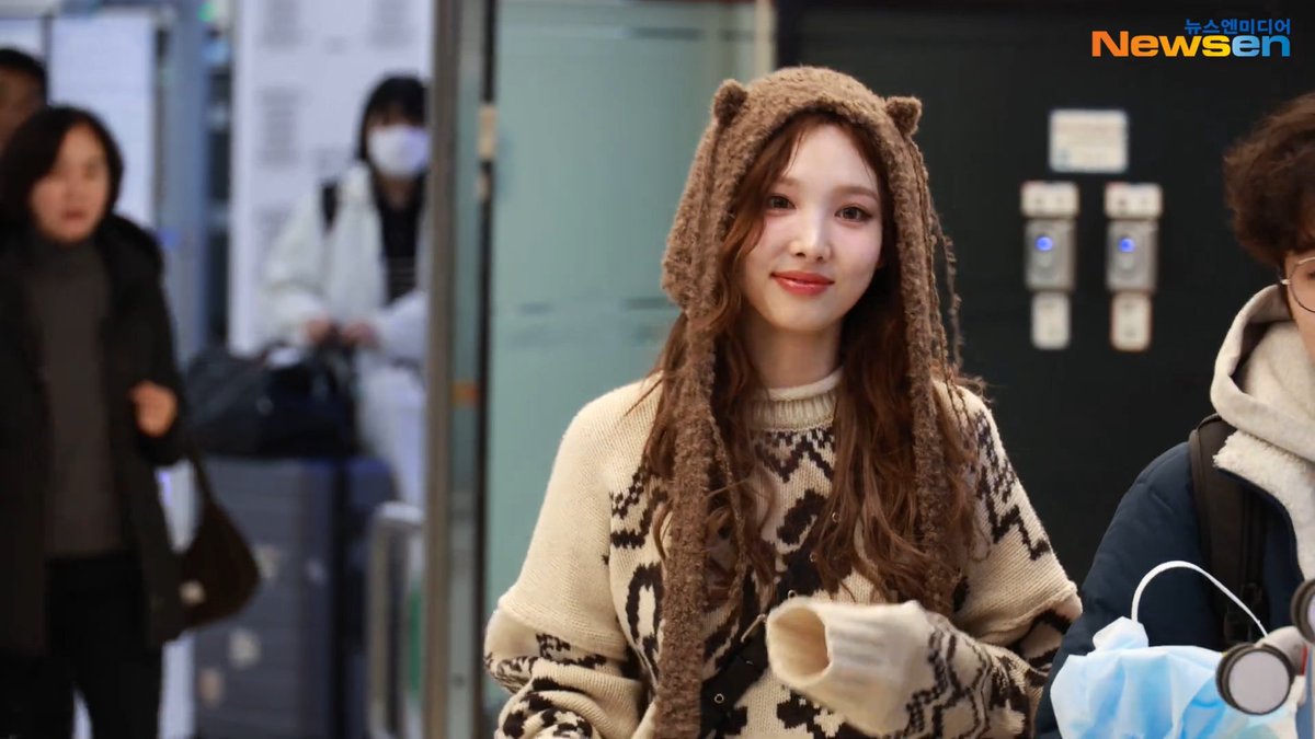 Nayeon has arrived back in Korea from Japan.