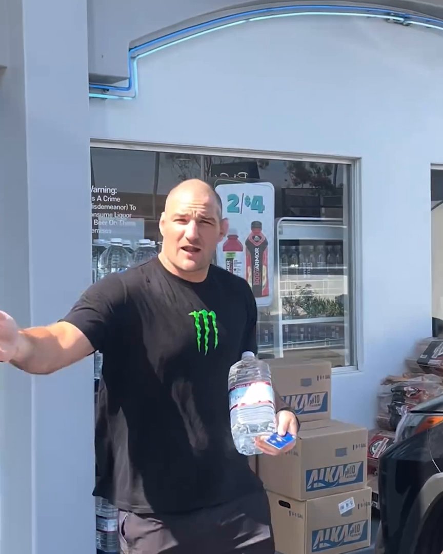 When Alex Pereira bumped into Sean Strickland at a gas station 😅 #UFC312 (via Alex "Poatan" Pereira)