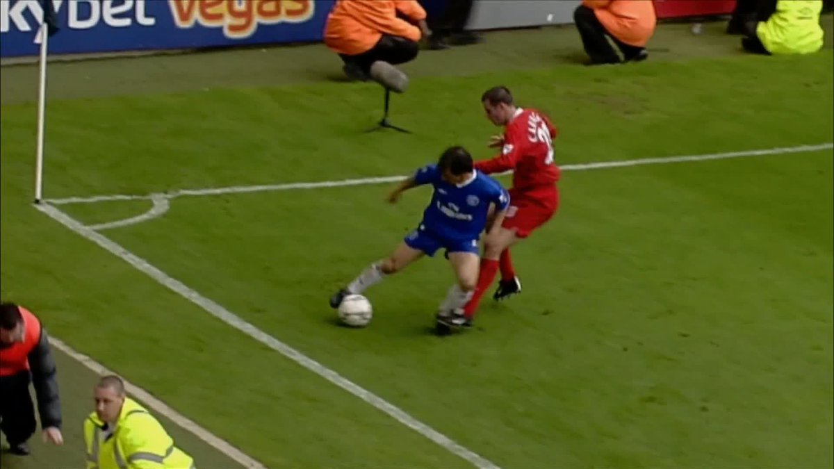 "There's actually Liverpool fans clapping!" 🤣 Gianfranco Zola and Jamie Carragher look back at *that* moment 👀