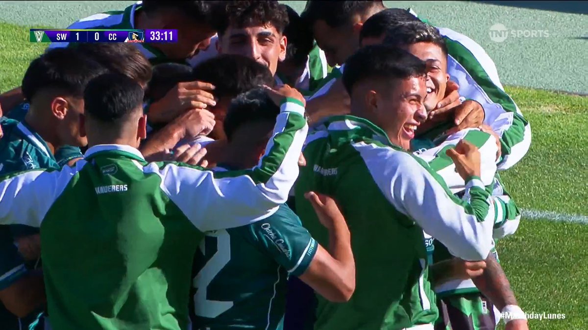 🔥⚽🦜 ¡Y SI LO ENVUELVEN PARA REGALO! Santiago Wanderers se adelantó en el marcador ante #ColoColo con este GOLAZO de Jorge Gatica. La pelota traspasó la línea y nada pudo hacer Cortés. #MatchdayLunes Mira este duelo EN VIVO por TNT Sports Premium y #TNTSportsenMax 📲💻 Link en la BIO 📍