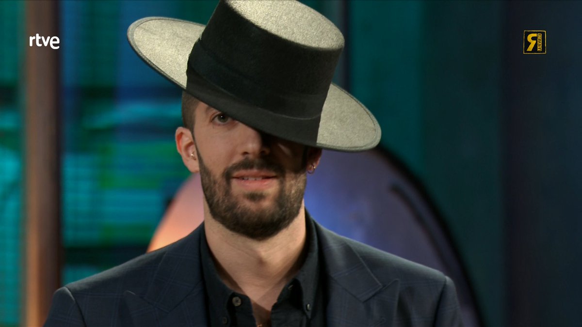 🎩 Esa cabeza está maldita, da igual que se ponga, da igual. Da igual si es el sombrero con el que ganó el Benidorm Fest o una gorra de una peña. #LaRevuelta Melody Oficial