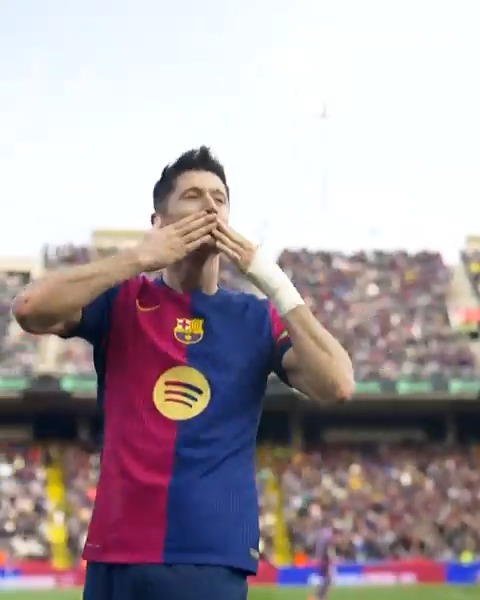 🤜🤛 Este hombre 𝐍𝐎 𝐒𝐄 𝐂𝐀𝐍𝐒𝐀 𝐃𝐄 𝐌𝐀𝐑𝐂𝐀𝐑. 💙⚽❤ ¡Robert Lewandowski le dio la victoria al FC Barcelona con su 1⃣8⃣º tanto de la temporada en #LALIGAEASPORTS! #BarçaAlavés | #LALIGAHighlights