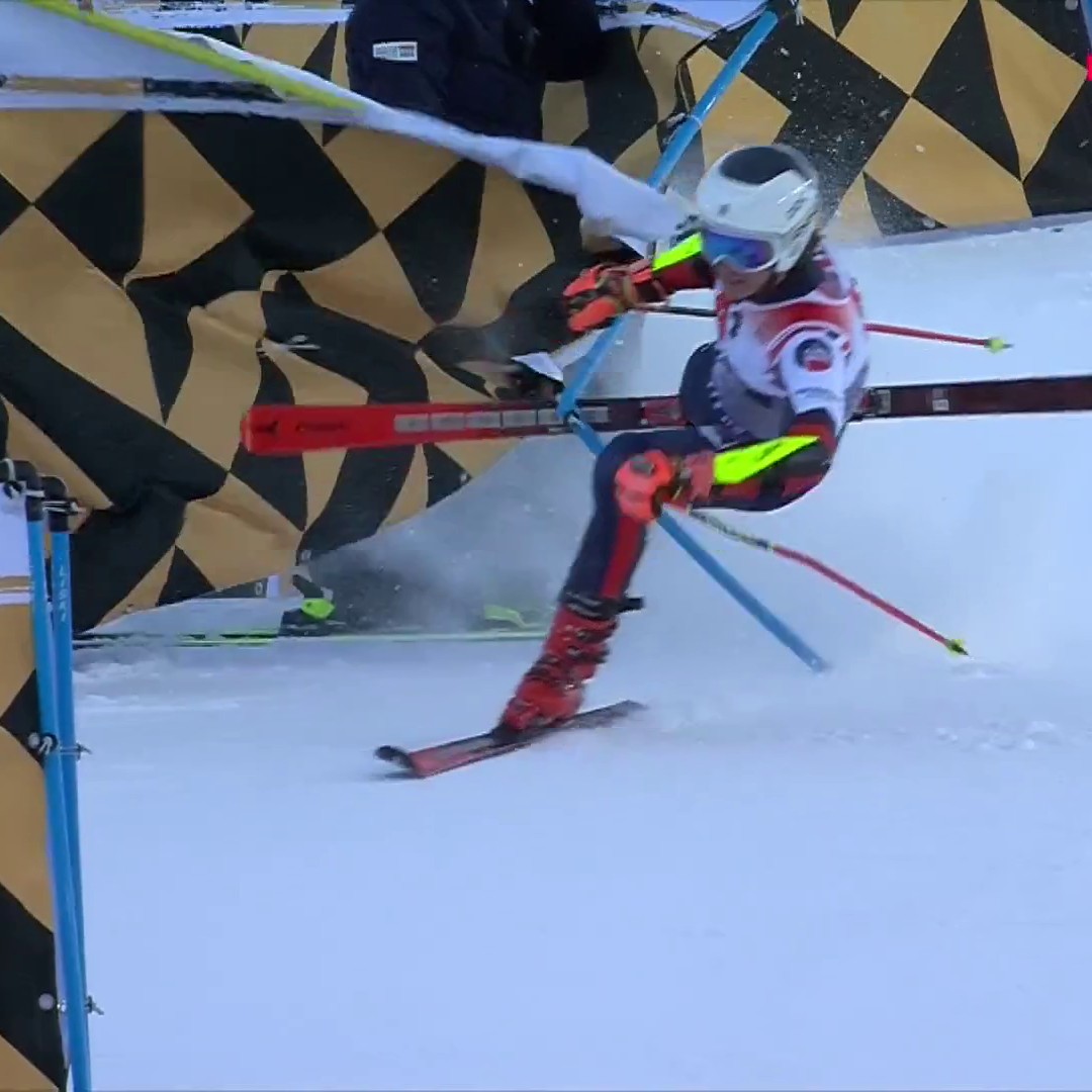 "Il a mis trois Caffè Latte à s'arrêter !" 😅 Calum Langmuir a tout emporté sur son passage durant le slalom parallèle par équipes... Suivez les Mondiaux de ski alpin sur Eurosport et Max